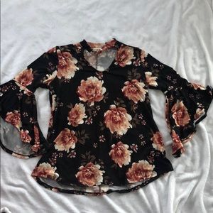 Floral wing sleeve blouse